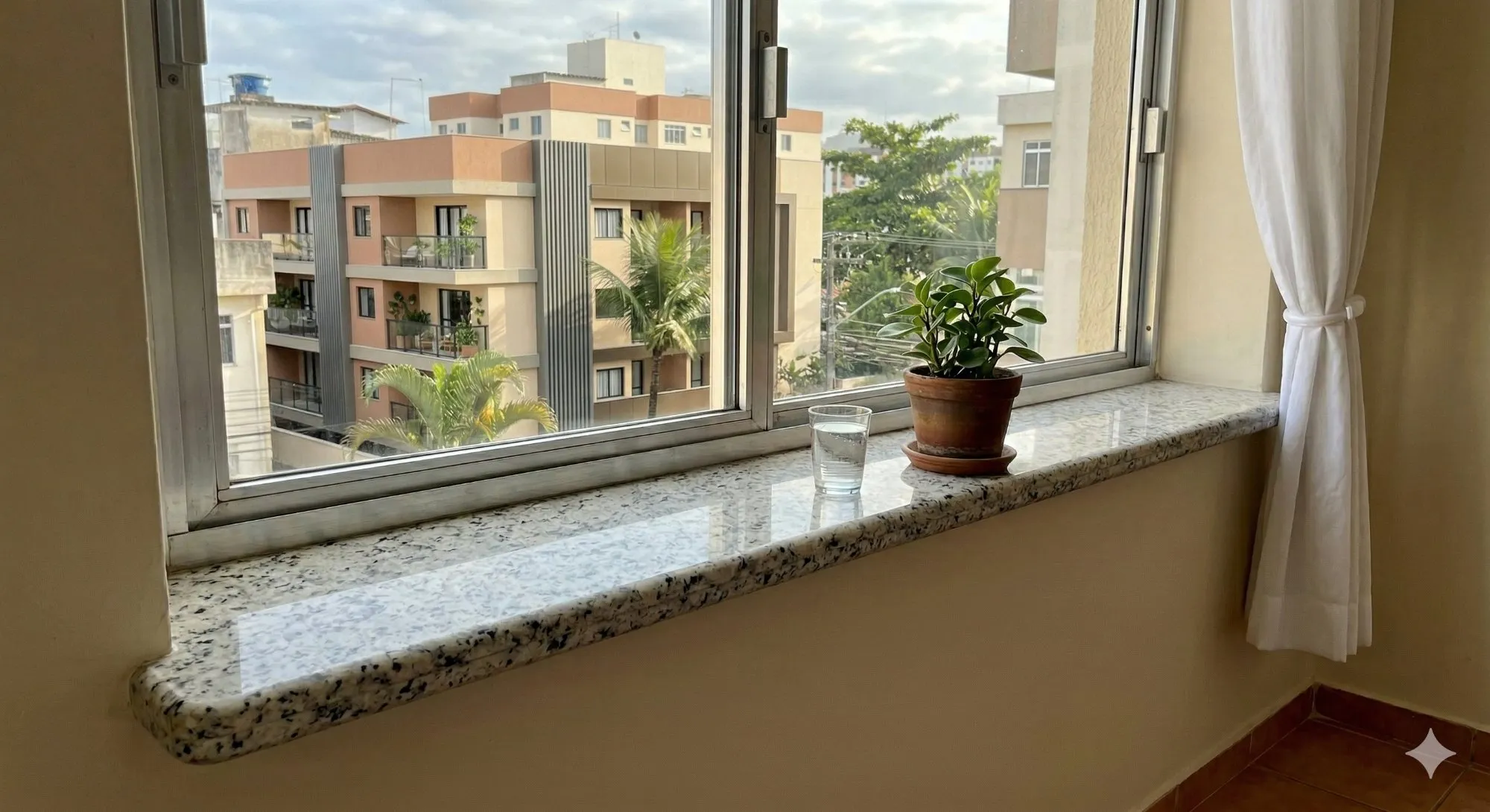 Peitoril de janela em granito Branco Dallas com acabamento polido em sala de estar